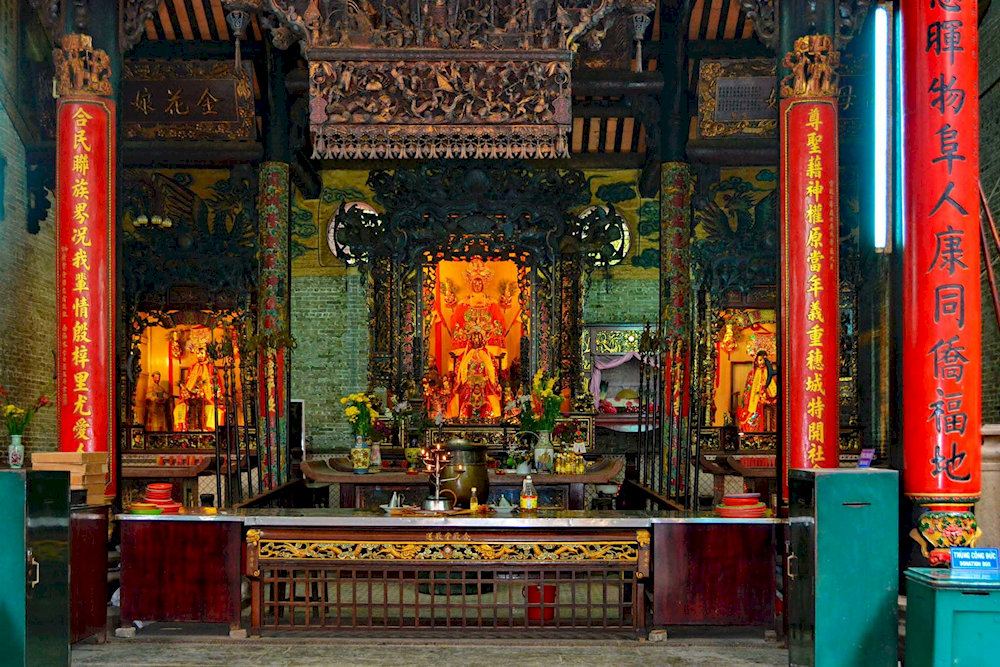 Hai bên tượng Bà Thiên Hậu là Bà Kim Hoa và Bà Long Mẫu